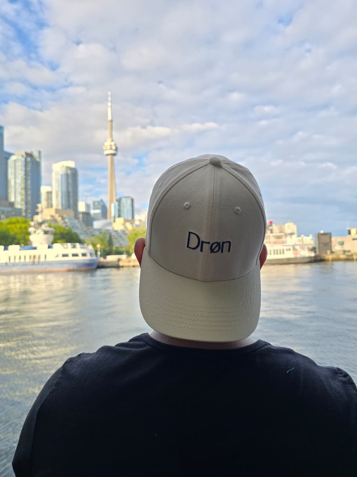 Man wearing the Drøn Intent Cap Stone
