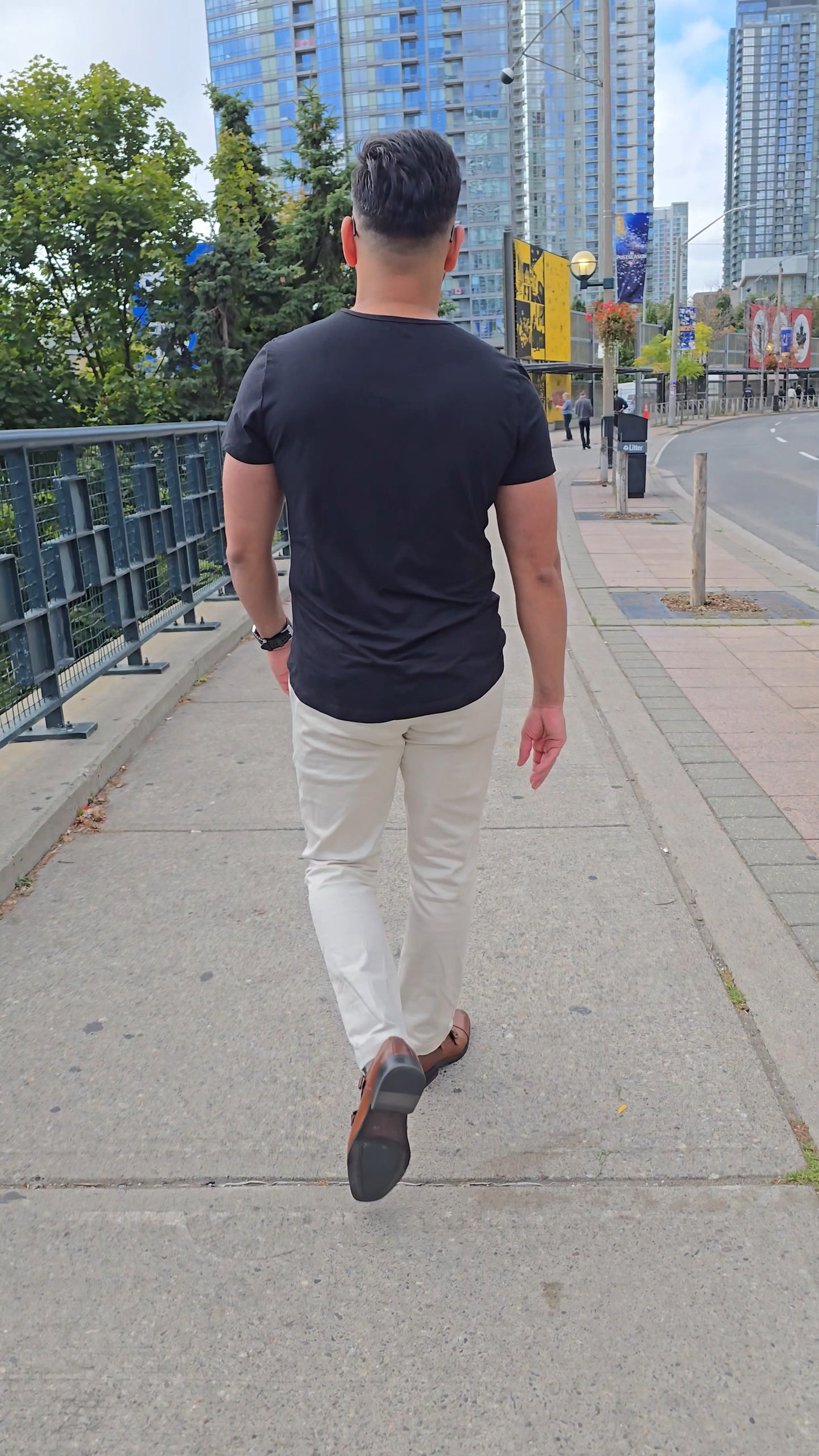 Drøn men’s t-shirt styled for everyday wear — premium black tee for gym, city, or casual settings